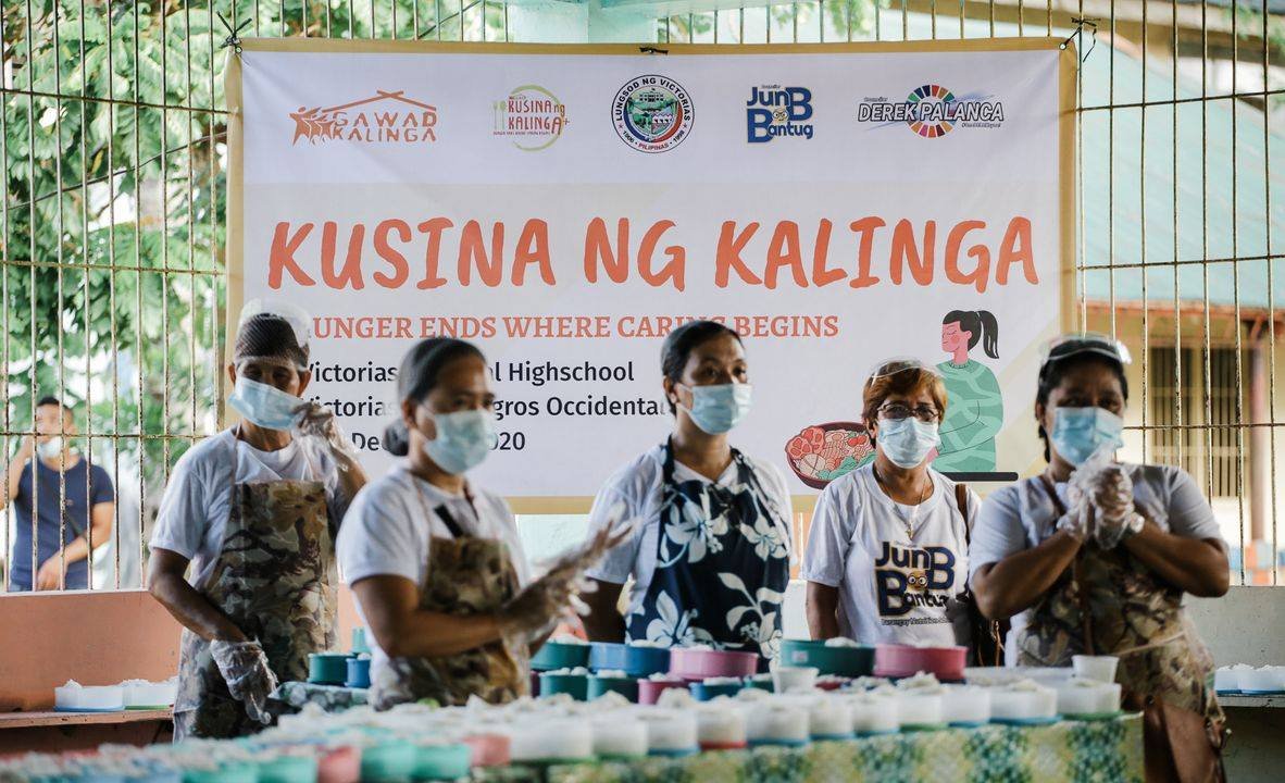 GawadKalingaHQ's tweet photo. #MillionMiracles from Negros Occidental: "To repair the damages done by the pandemic to the nutrition of our children in the urban poor sectors, we have partnered with GK for a simultaneous 60-day feeding program." - Derek Palanca

Read full story: https://t.co/JRVrROLsxS https://t.co/LLd8vucdBP