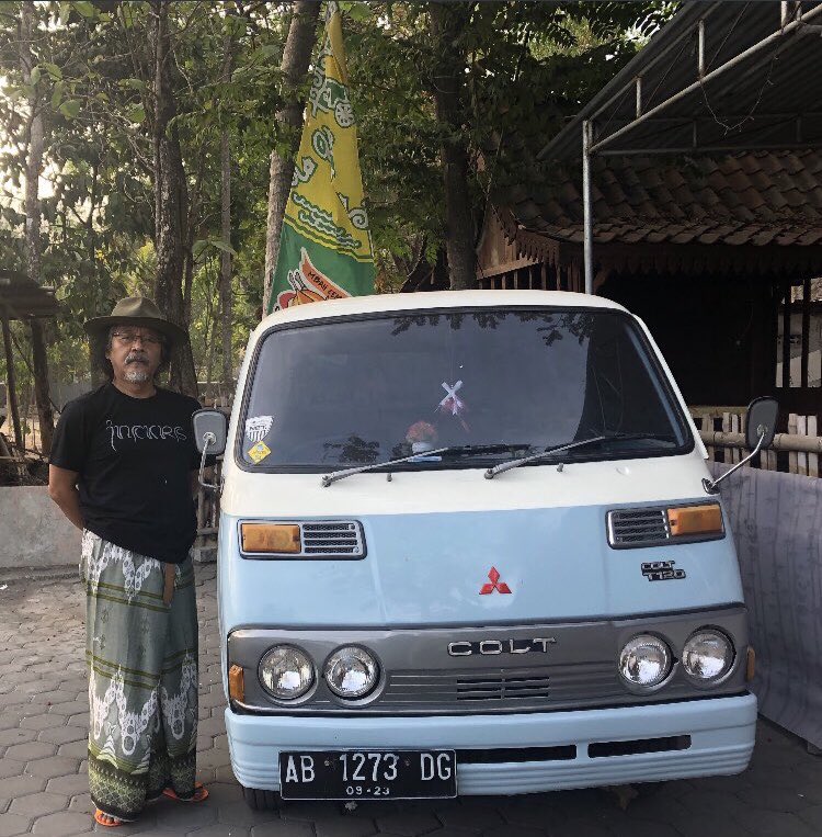 Engkau bertanya, “apakah itu foto hari ini?” 

Kubalik pertanyaanmu, Kekasih. Adakah yang bukan hari ini? Bukankah harapan adalah hari ini yang mengkhayalkan eso dan kenangan adalah hari ini yang merenungkan kemarin 👇🏿- #TembangTaliJiwo