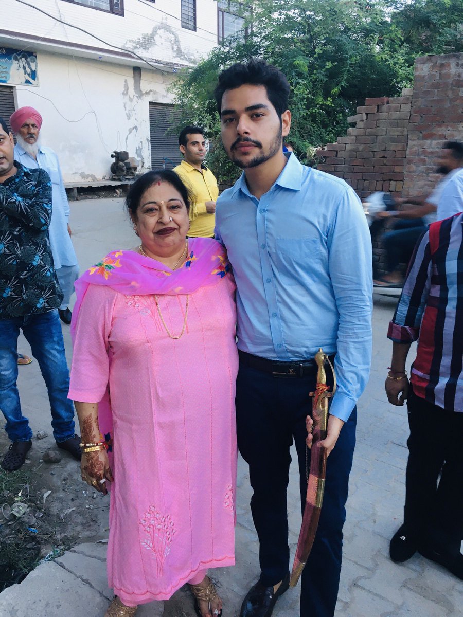 Anmolkakkar4u's tweet photo. Mom: A title just above queen. My butterfly 🦋 #Anitta10Anos #Beyonce #BillboardNews #AllIWantForChristmasIsYou #7YearsOfBeyonce #CardiB #ASAPNatinTo #ASAP4U #18YearsOfSouthQueenTRISHA #AMAs #GRAMMYs #2020TMA #AgustD https://t.co/a4ID9YOTBR