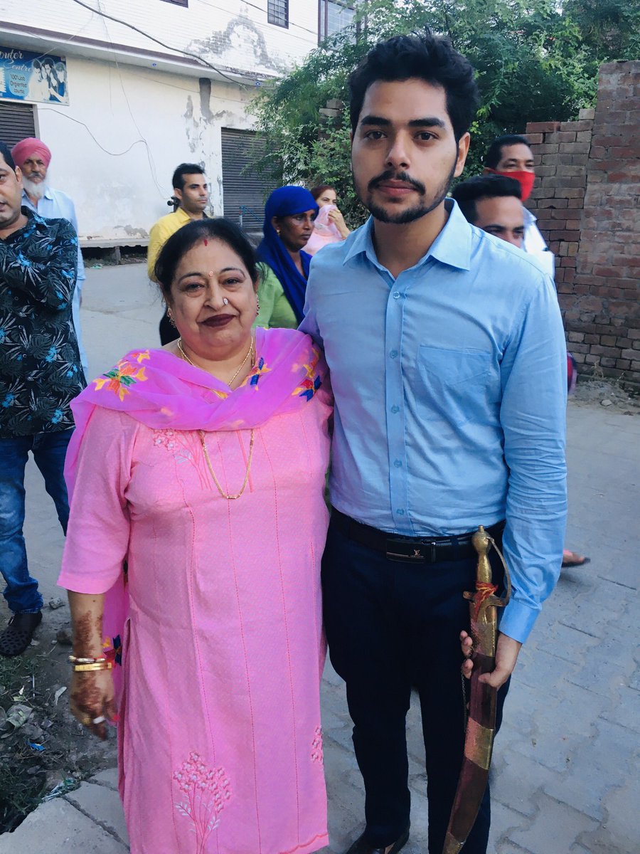 Anmolkakkar4u's tweet photo. Mom: A title just above queen. My butterfly 🦋 #Anitta10Anos #Beyonce #BillboardNews #AllIWantForChristmasIsYou #7YearsOfBeyonce #CardiB #ASAPNatinTo #ASAP4U #18YearsOfSouthQueenTRISHA #AMAs #GRAMMYs #2020TMA #AgustD https://t.co/a4ID9YOTBR