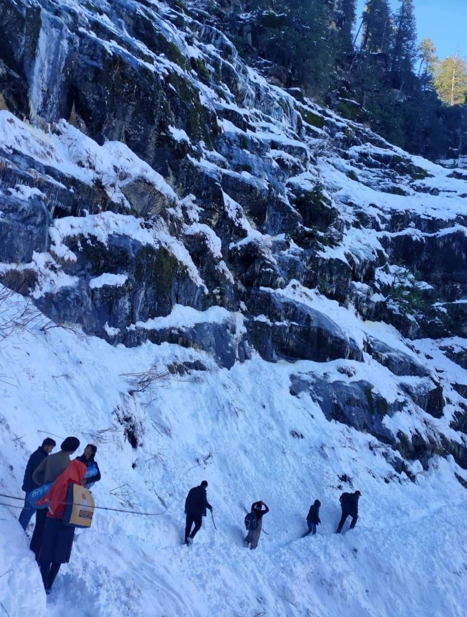 nawangofficial's tweet image. These months are the most #challenging for #paddri people. They walk through such rough and risky ways without any support and equipment. They put their life in #danger to earn their #livelihood. @PaddarM @Amit8Mehra @AryanAjayRajni3 @SlathiaGurjeet @KhajuriaManu @Sharmakriti123