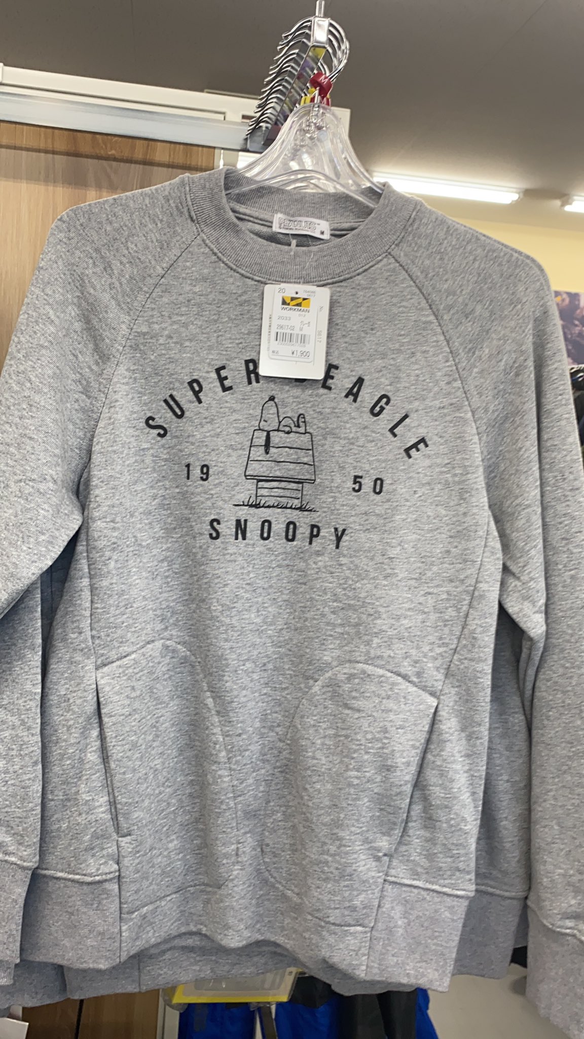 ワークマンプラス厚木愛名店 スヌーピーのトレーナーが入荷しました 柄は2パターンでカラーはホワイト グレー ネイビー ブラックとなります 毎回人気のキャラクター物ですのでお早めのご来店お待ちしております ワークマン ワークマンプラス