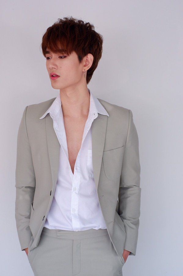 Dic. 10
Koh Samui;

— publica en instagram una foto que le tomó su hermano minutos antes de irse al salón para la ceremonia de la boda Joyny. —