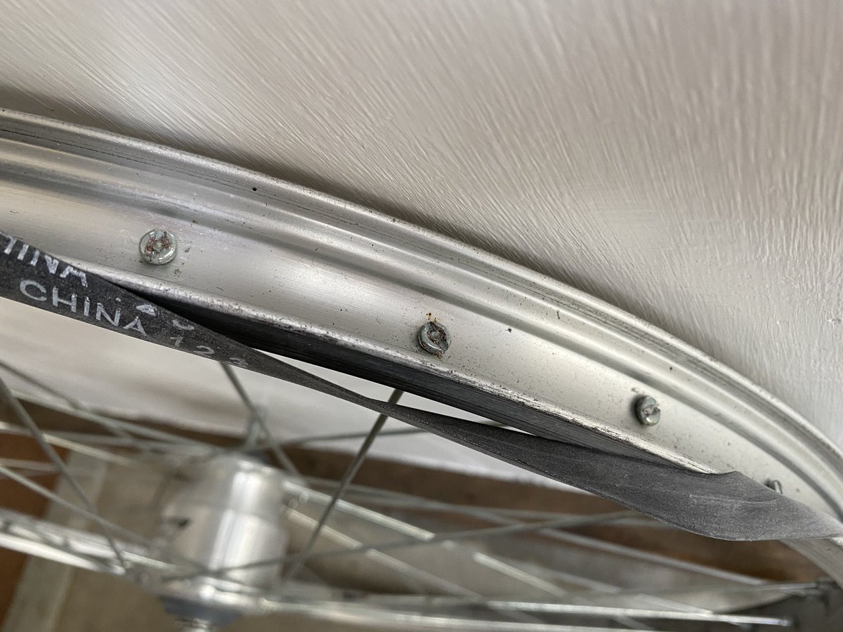 サイクルゲッター 自転車とミニ四駆の店 ミニヨンクゲッター 尼崎 On Twitter リムバンド またはリムフラップ とは リム 車輪の外周部分 に巻いてあるゴムなどでできた保護材です これがないとニップルという内側に飛び出している部品とチューブが直接当たって