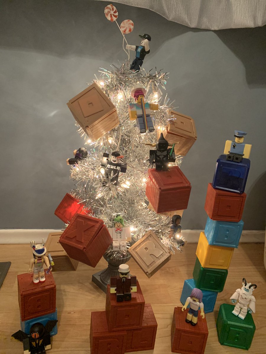 LailaRBLX's tweet image. Because Christmas is in 11 days, I decided to put my mini tree up and  added some of my own @Roblox figurines ! Thank you @BabymarioRBLX for the inspiration! 🎄
#roblox #robloxchristmas #robloxtoys #toycode #toys #ChristmasTree