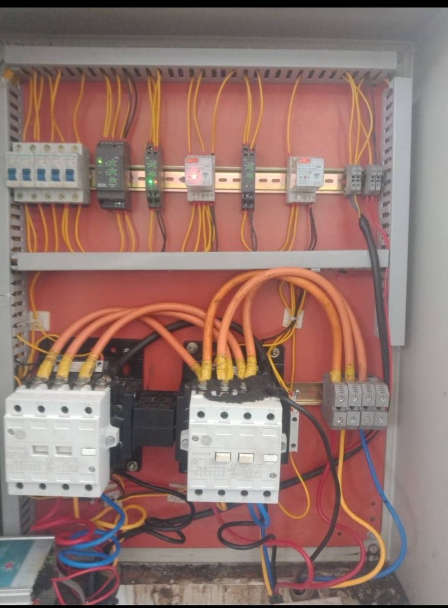 GeoffsEngineers's tweet photo. 6 kVA solar system - powering a borehole and a four bedroom house with a generator on standby all automated. Contact us on +254723812536  for your installations, maintenance and repairs. https://t.co/W4xohrthrM