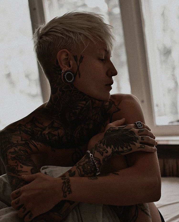 ——

      ashton jayce copeland
          24. scorpio. they/them. 
             girl kisser. amateur model. 
                 stoner. 18+. poly. 
                              ♡/↺