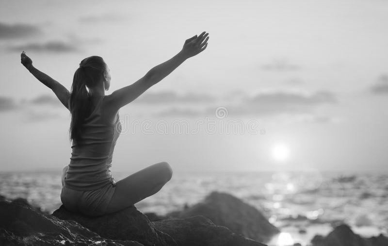 Alba che giunge 
nuovo inizio
Luce diversa
Differente realtà 
Spalancando le braccia
si accolgono le opportunità

Concy