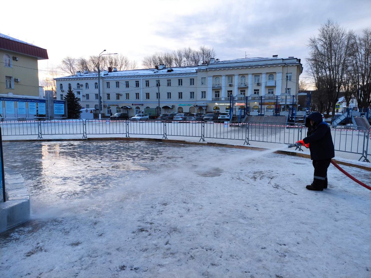 А у нас снова трудные, но приятные хлопоты: впервые заливаем круглый каток на пл. Мира! Очень надеемся успеть к открытию главной елки, намеченному на 18 декабря! #ЖигулевскPROспорт