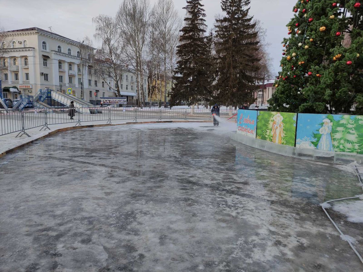 zhgPROsport's tweet photo. А у нас снова трудные, но приятные хлопоты: впервые заливаем круглый каток на пл. Мира! Очень надеемся успеть к открытию главной елки, намеченному на 18 декабря! #ЖигулевскPROспорт https://t.co/60KrGcPMX1
