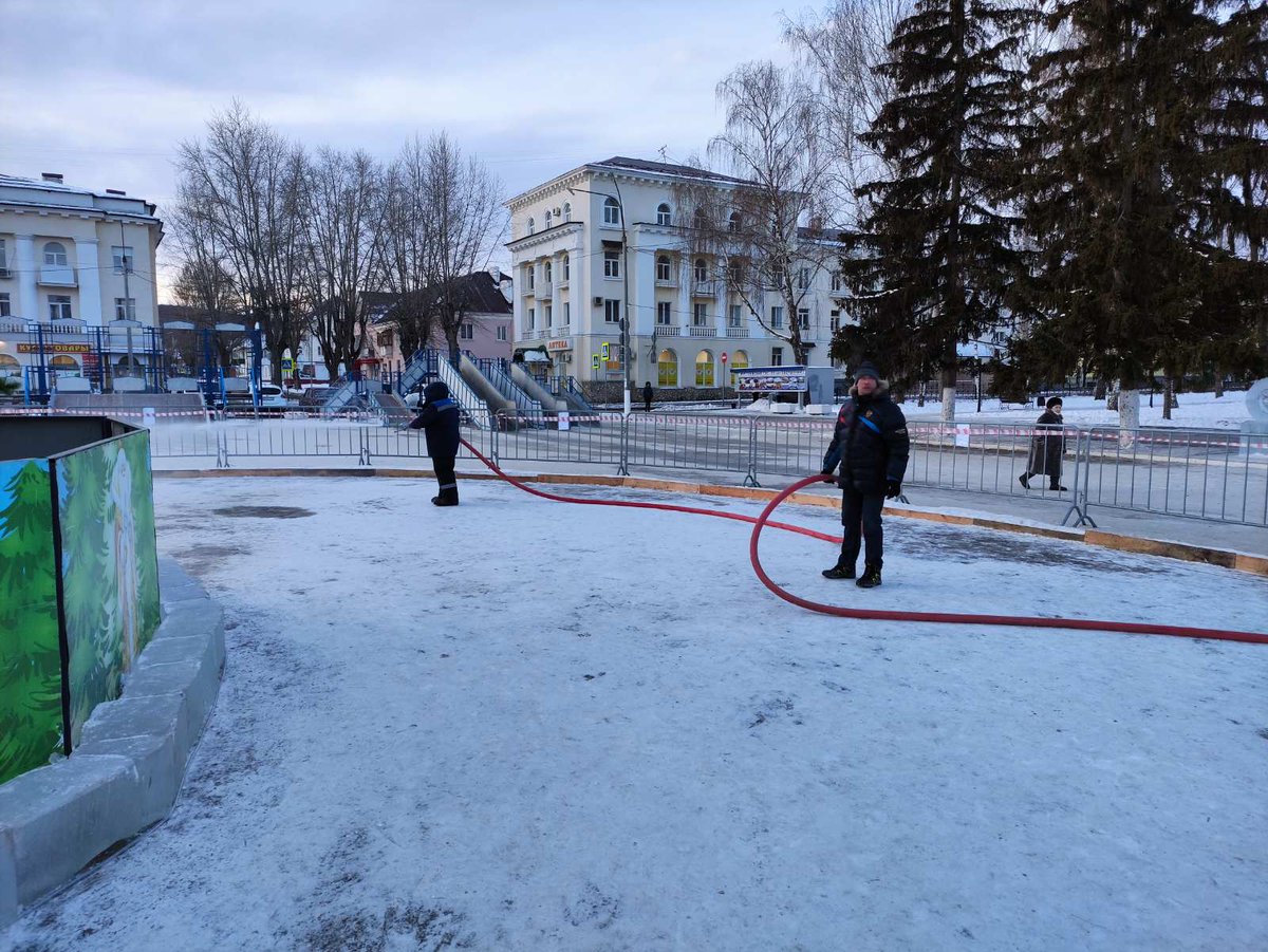 zhgPROsport's tweet photo. А у нас снова трудные, но приятные хлопоты: впервые заливаем круглый каток на пл. Мира! Очень надеемся успеть к открытию главной елки, намеченному на 18 декабря! #ЖигулевскPROспорт https://t.co/60KrGcPMX1
