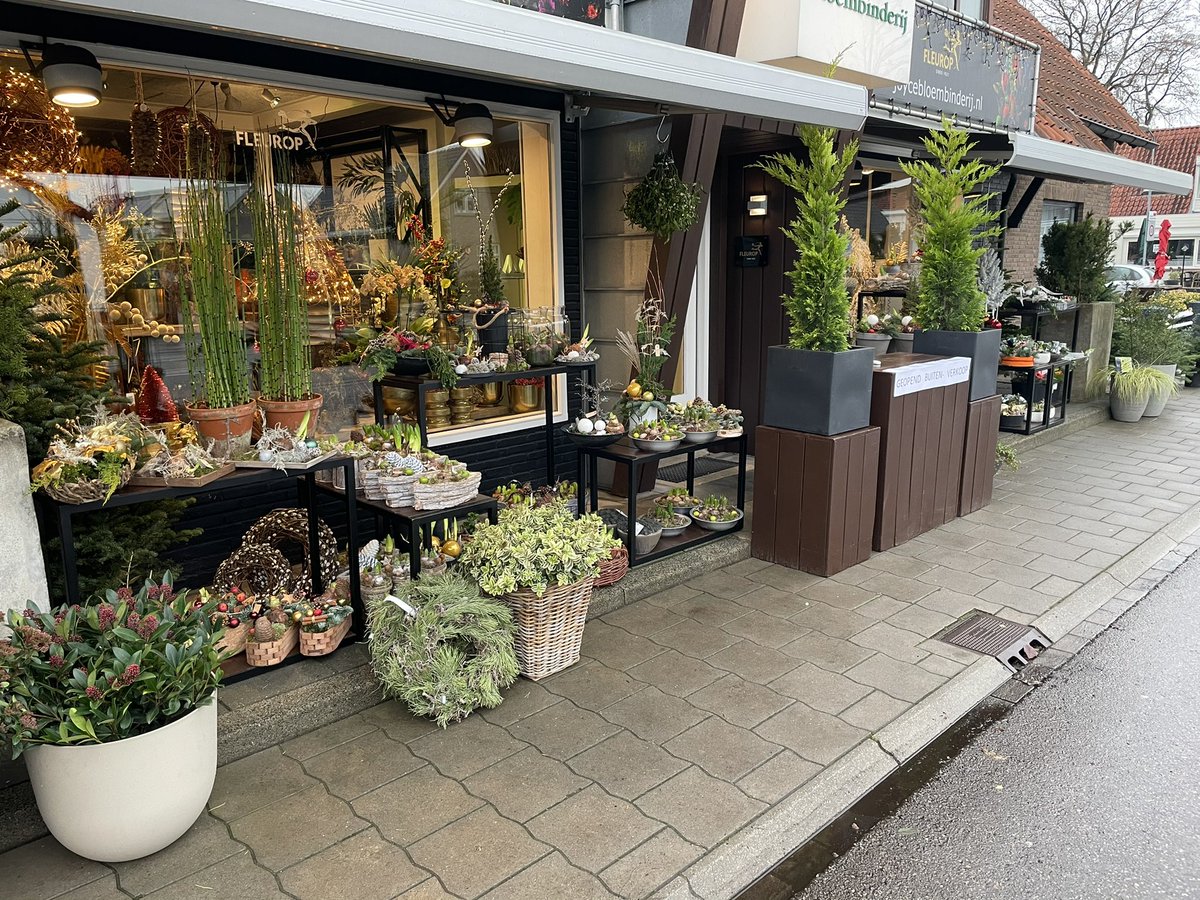 Joycebloemb's tweet photo. Omdat gisteravond bekend is geworden dat bloemisten buiten wel mogen verkopen is vanaf vandaag ons buiten(stoep)verkooppunt geopend!  Boeketten, kerstarrangementen, buitenplanten en kerstbomen. https://t.co/Xq2NYKtyro