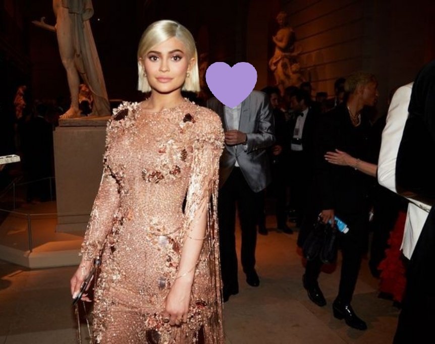 ㅤㅤ. . . (♡) 𝓓𝓲𝓬𝓲𝓮𝓶𝓫𝓻𝓮 𝟏𝟎.

Boda Joyny...

Luego de la espera hoy era el gran día, llega al salón del hotel en compañía de su novio <a href="/ElliotJrDC/">Elliot Jr</a> van al jardín y toman asiento  en un par de sillas cerca de sus familias mientras esperan ahí el comienzo de la ceremonia.—