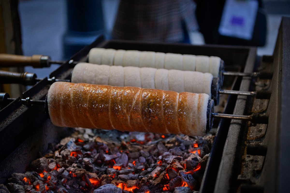 パラノビチ ノルバート 駐日ハンガリー大使 Kurtoskalacs クルトゥーシュカラーチ は日本でチムニーケーキとも言われますが ハンガリー の クリスマスマーケット でもよく見かける甘いパンです 生地を薄く薄く巻きつけて焼き上げ 砂糖やシナモン