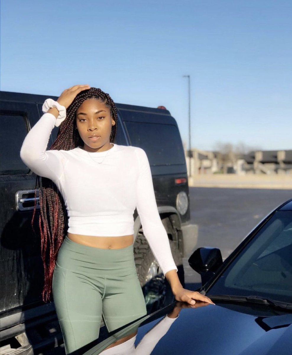 TimiyahWalker's tweet image. need braids ASAP tired of doing my hair I just be looking like I’m looking everyday!! If ima b at home I’m not doing my hair be looking straight ugly n don’t care who come over or around n my mama said I need stop looking like tha every day 😂😂