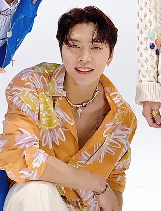 suhjohnnypic's tweet photo. Johnny’s shoulder tattoo 🤯 https://t.co/cZtNa7yf22