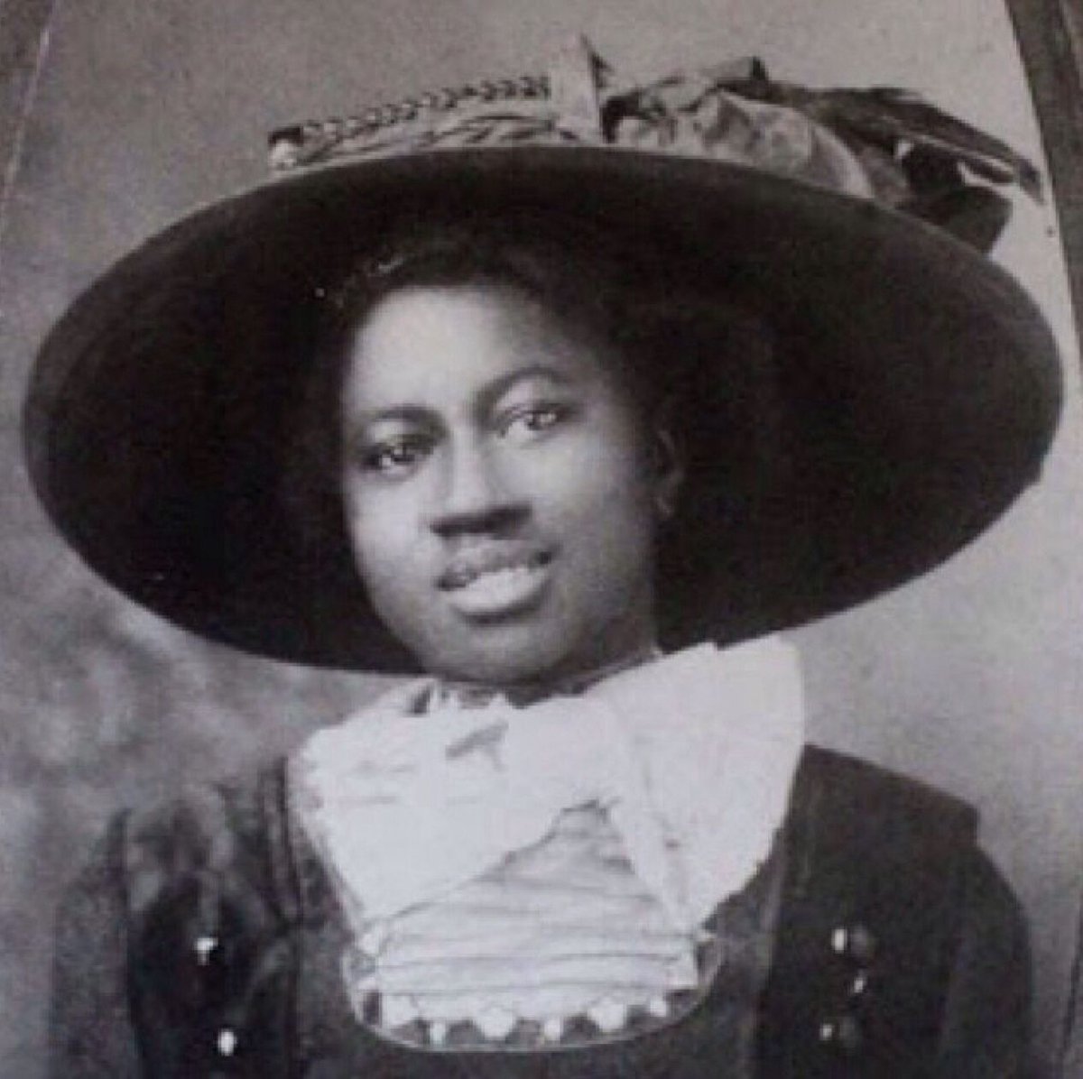 Hattie McDaniel knew she wanted to be an actress at 6 years old. The 13th child of 2 former slaves, McDaniel was born in Kansas in 1895, but raised in Denver. She said, “I knew that I could sing and dance, and my mother would give me a nickel sometimes to stop.”