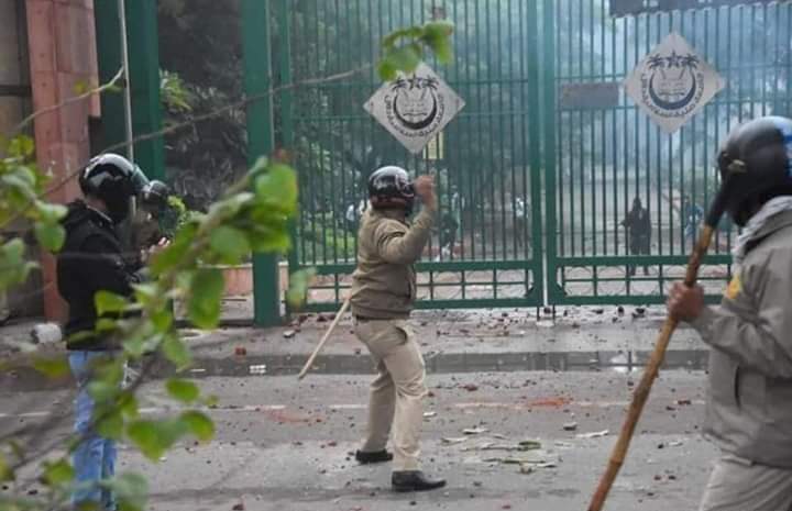 SaifAli10919054's tweet photo. A year of brutal repression and struggle.
#CampusAttackedJamia2019 #Tweeterstorm #15DecJamiaAttack
Yeh jo #dictatorship Chal rahi hai desh ke muslims students,Sikh farmers,ke khilaf or inhe mara-peeta ja raha hai,Naarangi chhilko ek din tumhare saath bhi yahi hoga @ravishndtv https://t.co/51BE5tTqym