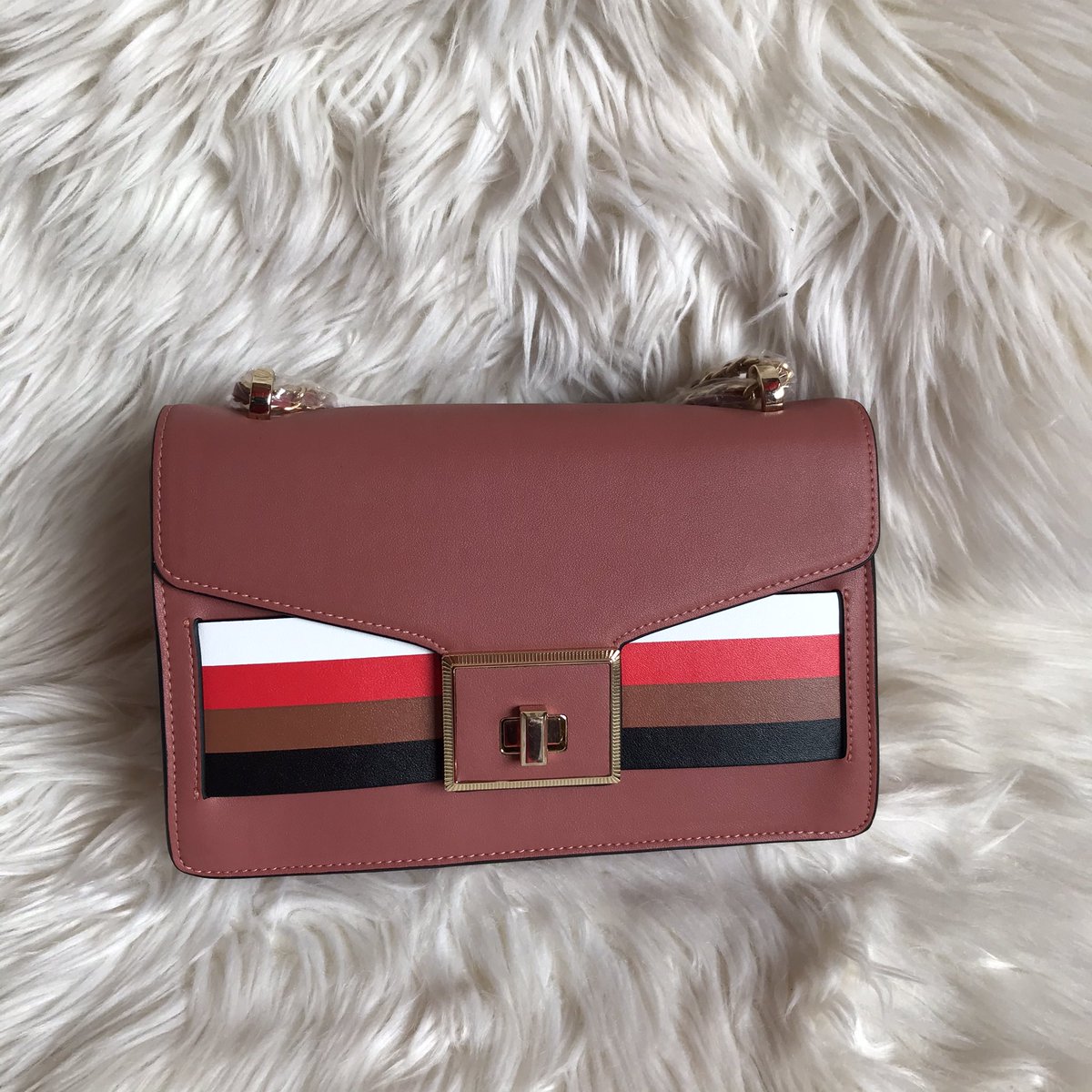 JoBags_256's tweet photo. This crossbag is available at 60,000 shs only. Call/WhatsApp 0781508395 for delivery. #santapresents #christmas https://t.co/XQCOJcint5
