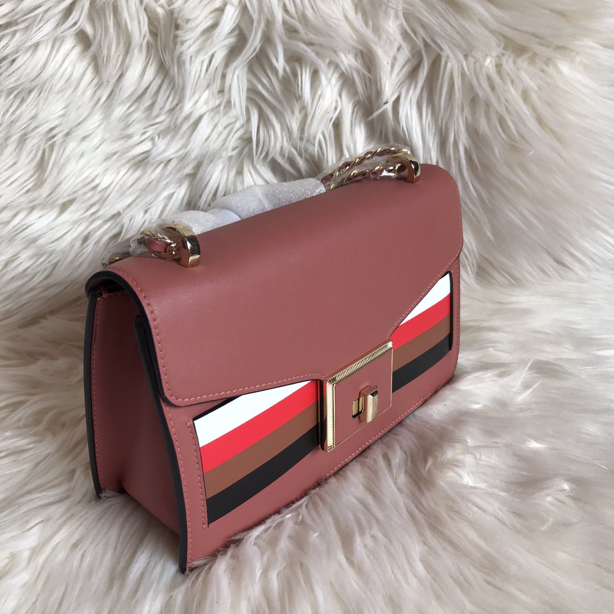JoBags_256's tweet photo. This crossbag is available at 60,000 shs only. Call/WhatsApp 0781508395 for delivery. #santapresents #christmas https://t.co/XQCOJcint5