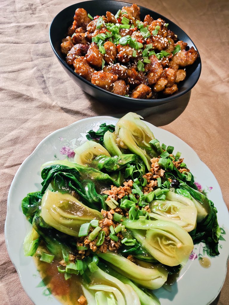 kireishanty's tweet photo. //TW//Food
Orange Chicken and bok choy with garlic and oyster sauce ππ #cookfia #happylunch #backtowfh #backtocooking #happytummy https://t.co/Pv1nKhp1s7