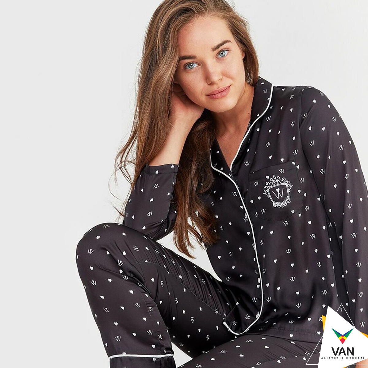 vanavmvan's tweet photo. Saten kumaşlı New Elite Pijama Takımı, toz pembe ve siyah renk seçenekleriyle Van AVM Suwen mağazasında.
#vanavm #suwen https://t.co/waUTDRQfLC