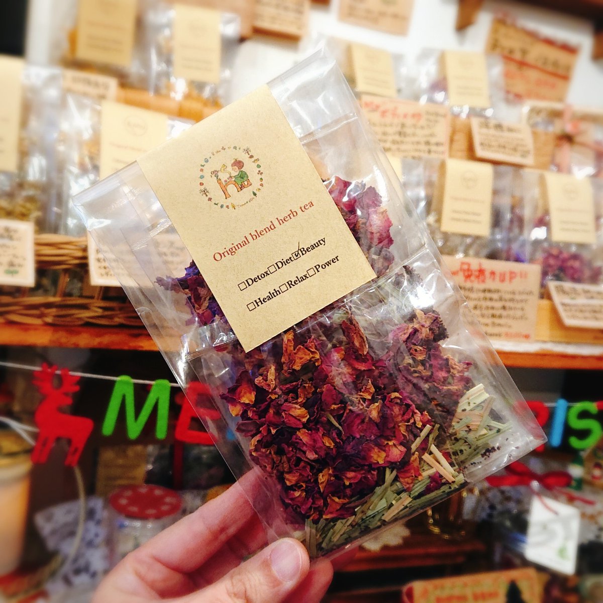 Herbtea Shu Hideko 君は薔薇より美しい と言う名の 美容ブレンドハーブティーです ハイビスカスとローズヒップ ローズ配合 疲労回復効果にも優れているハイビスカスと ビタミン爆弾と呼ばれているローズヒップは 抗酸化作用で有名なあの