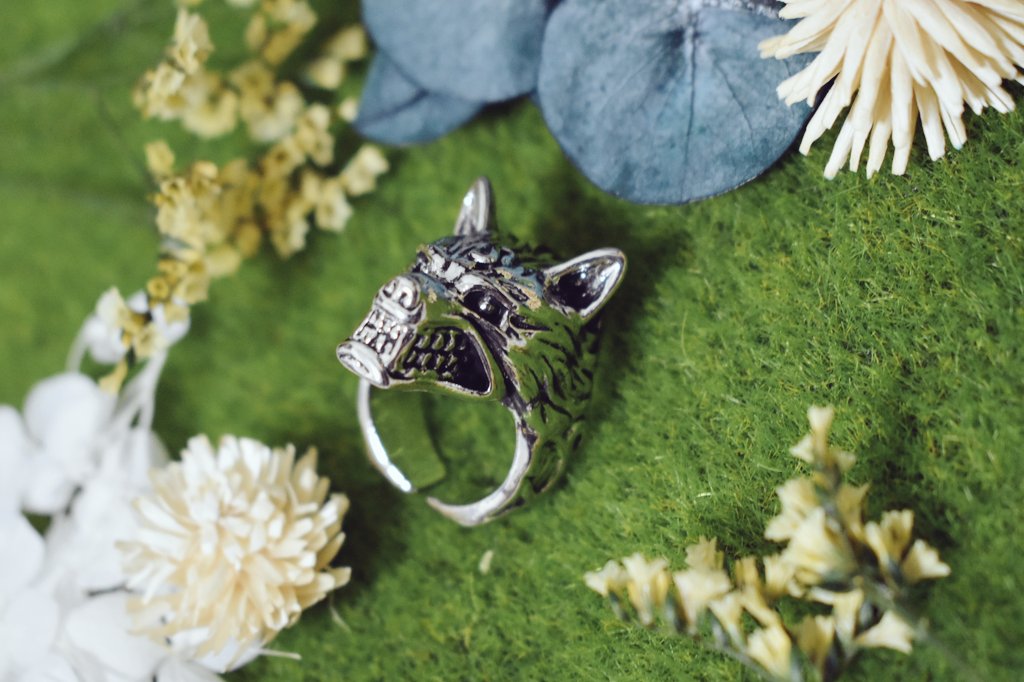 تويتر 狼商店 على تويتر 新商品情報 ボスオオカミリング ボスオオカミの威嚇顔がリングになりました 正面 から見ると厳ついですが横顔はめちゃくちゃかっこいい 頼れるボスオオカミさんです ᯅ ﾜｵｰﾝ T Co hitigvgq