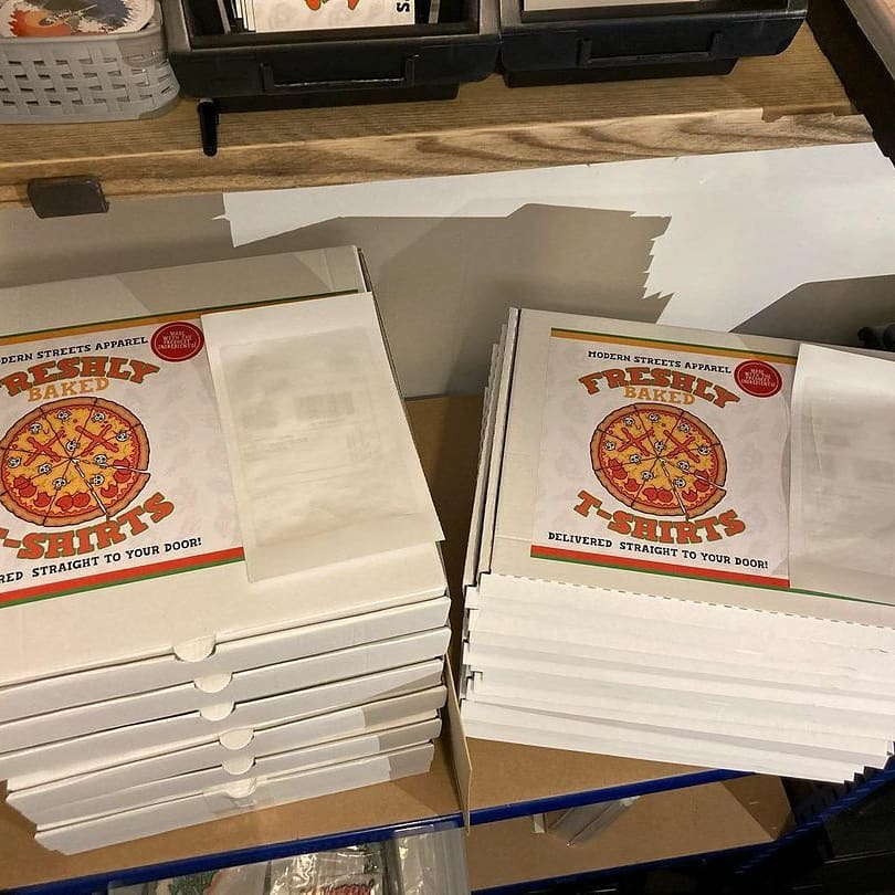 Droppboxuk's tweet photo. 🍕Creative packaging by @modern.streets.apparel. Their orders come in a pizza box🍕. Head over to their page and check out their gear.

#creative #ordernow #printing #tshirtdesign #streetwear  #pizza @pizzahut  #mensfashion #womensfashion #specialdelivery
https://t.co/NibGRQpeLO https://t.co/Mg94yFPubX