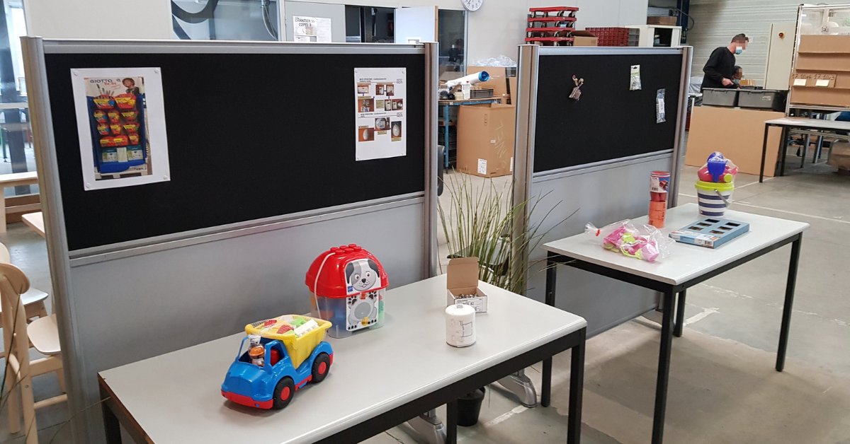 🔹 Car nos salariés sont fiers de leur travail et de nos clients, le responsable d'atelier a créé ce "mini-showroom" pour afficher les dernières prestations de nos équipes.

☕ Et derrière, on devine un récent espace de pause.