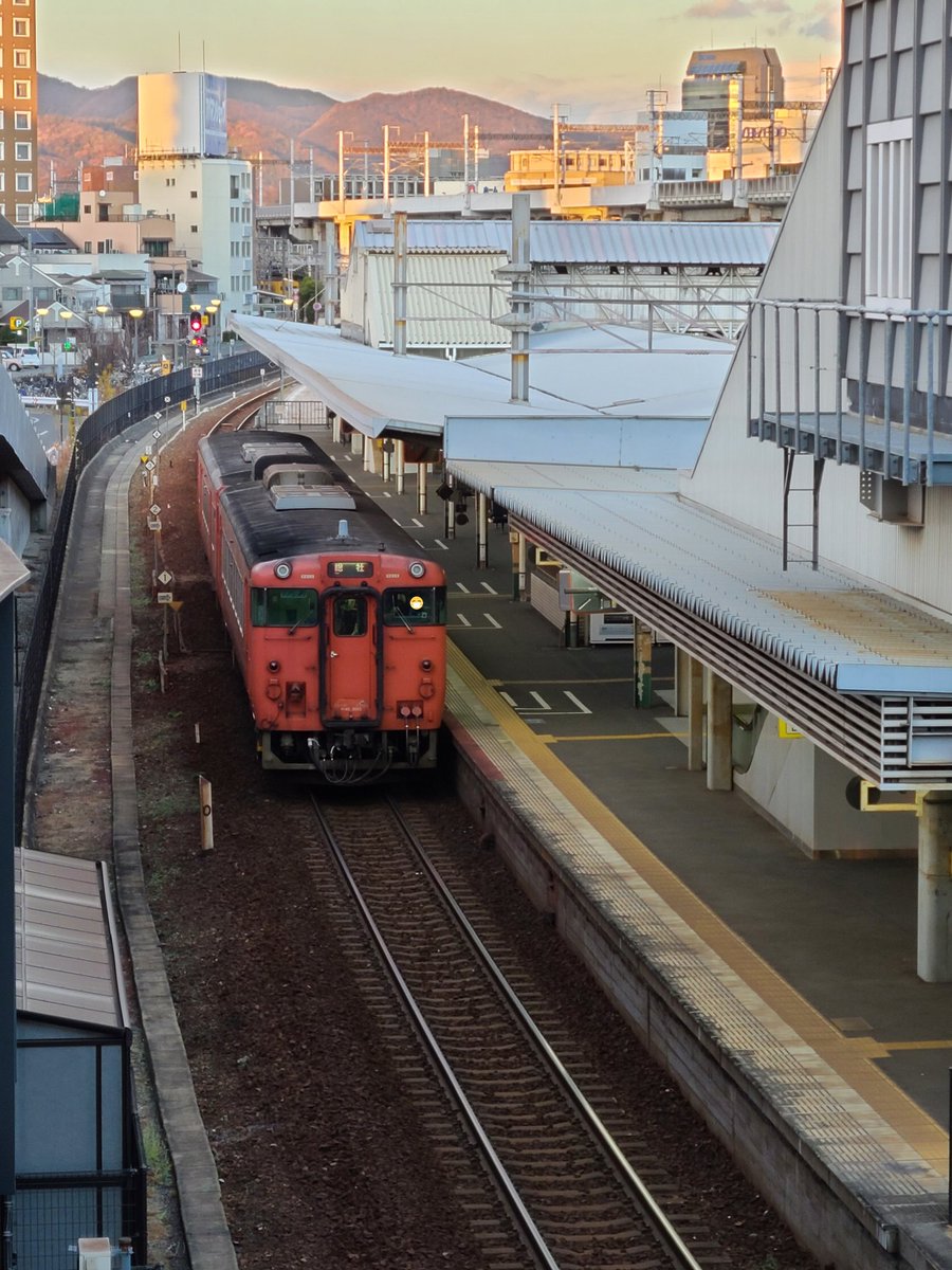 新条 12 15 きいろいアンパンマン列車3両 南風19号 岡山1705発 宇野線 島田高架橋 惣の坪跨線橋 今日はやくも4両がやや遅れ クロスならず Docomo Galaxy S 5g で撮影 動画21秒 新条 12 15 きいろいアンパンマン列車3両 南風19号 岡山1705発 宇野線 島田高架橋 惣の坪跨線橋 今日はやくも4両がやや遅れ クロスならず Docomo Galaxy S 5g で撮影 動画21秒