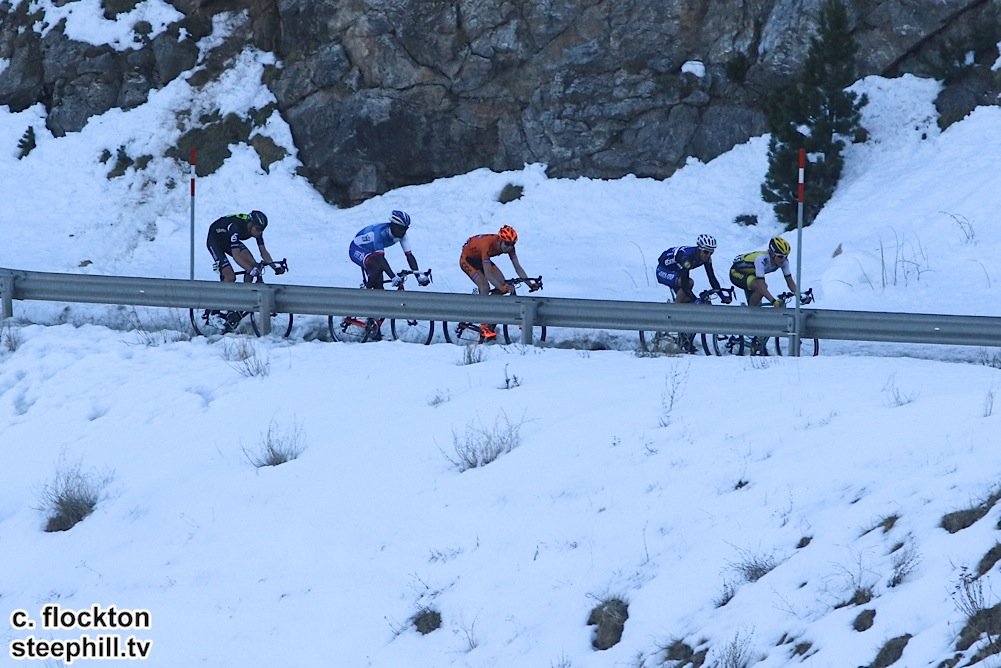 🇪🇦#VoltaCatalunya 2016, etapa 3: En pleno descenso del Alto de Toses a 50k para el final 🇺🇸<a href="/alex_howes/">Alex Howes</a> y 🇳🇱<a href="/HuubDuyn/">Huub Duijn</a> se distancian unos segundos de 🇨🇵<a href="/alafpolak1/">Julian Alaphilippe Officiel</a>, 🇨🇵<a href="/KevReza/">Kévin</a>, 🇿🇦<a href="/vanSnail/">Johann van Zyl</a> 🇨🇿<a href="/HirtJan/">Jan Hirt</a> y 🇳🇱@koenbouwman. Todo se decidirá en la doble ascensión a La Molina!