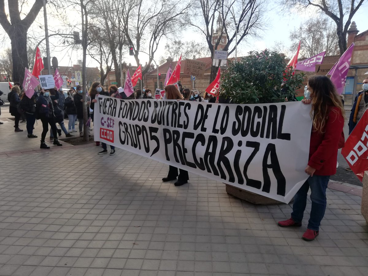 Samursocialucha's tweet photo. #huelga15d
#fuerafondosbuitres
Esta mañana apoyando a las compañeras y compañeros, nosotras estamos unidos, para hacer frente a Grupo5.. https://t.co/qKB2Bioej2