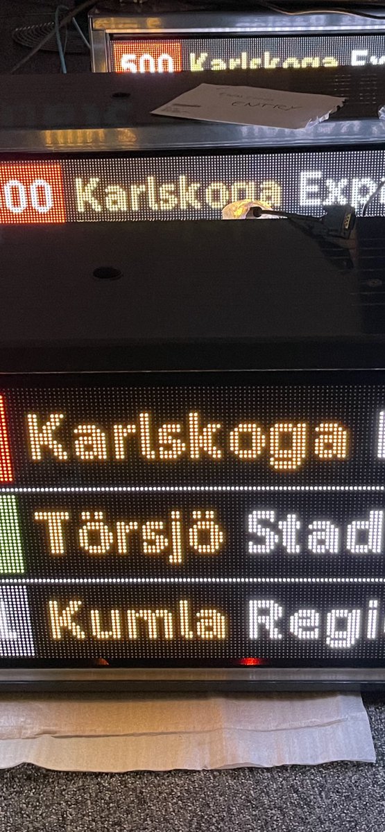 kollektivfan's tweet photo. #cirkulärekonomi i praktiken! Ombyggnation av äldre hållplatsskyltar som konverteras från LED till fullfärgs-LED och som nu får nytt liv. Väldigt fin julklapp att få skicka i väg från vår egen tomteverkstad. #rgb #trivector #kollektivtrafik 🤶🏻🎅🏻 https://t.co/NXQv5zCBUH