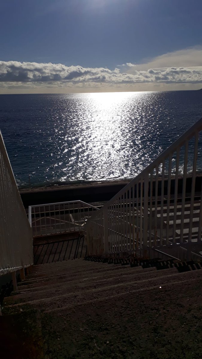 CannesSports's tweet photo. 😎 A #Cannes, les montées ou descentes de marches sont toujours exceptionnelles...

#running #escaliers #cotedazurfrance #mer #mediterranee #sun #bancpublic #festival #reflet #scintillement #picoftheday #lovemycity #happy https://t.co/hBGpbUnRMt