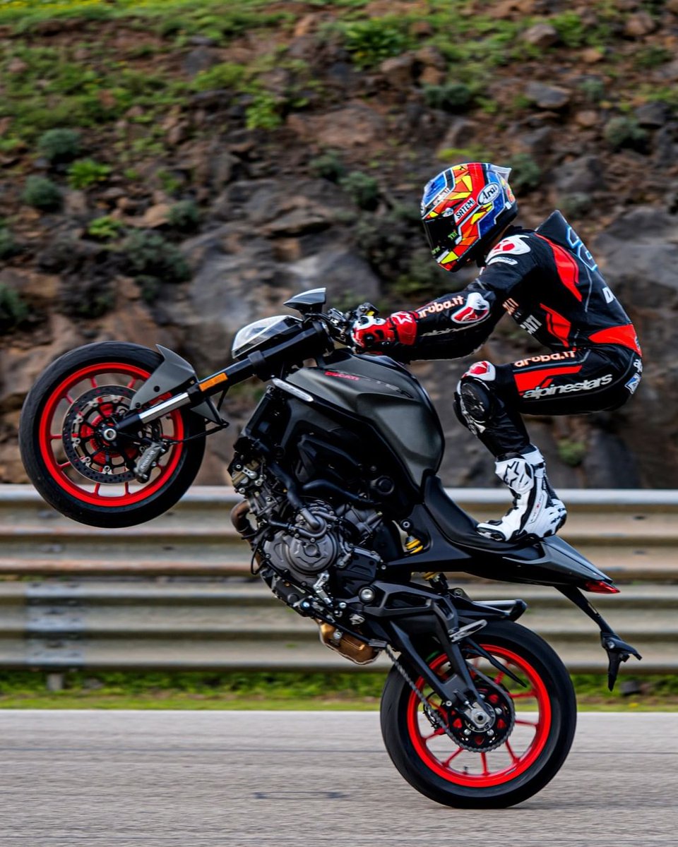 Ducati_Ru's tweet photo. Шедевр, созданный человеком.
На фото: @MichaelRinaldi21 показывает свой способ повеселиться на новом мотоцикле #Monster.

#Ducati #ЧистоеВеселье #мотоцикл https://t.co/vZ5cOvmyjE