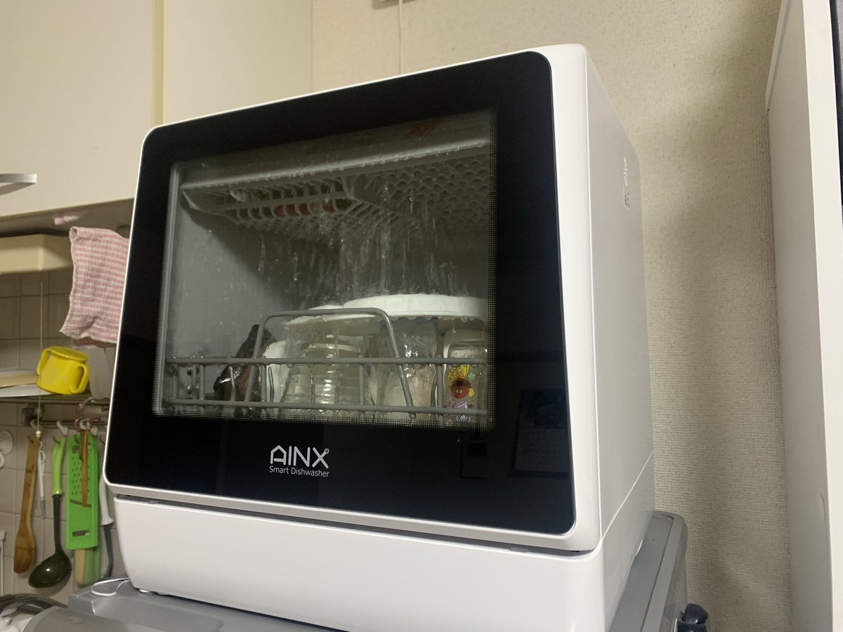 待宵 食洗機 ３回に分けて給水する手間とかはあるものの あとは放置でいいのは楽だなー ただ 付属の吸盤が弱すぎて 排水ホース がシンクから暴れはっちゃくしたので100均で代用品買ってきた
