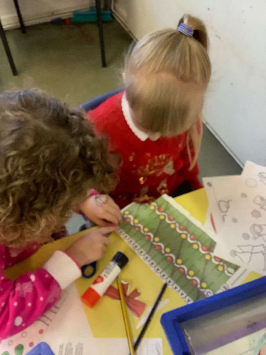 Laceyfields_Y1's tweet photo. Christmas jumper and advent day! The children had a great time doing Christmas crafts! @LaceyfieldsA #ChristmasIsComing https://t.co/u8cnUGxm45