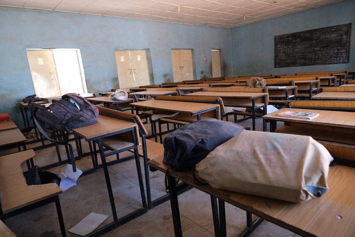 ajplus's tweet photo. 300+ boys in Nigeria are still missing after gunmen stormed their school and kidnapped them. Parents condemned government inaction, and #BringBackOurBoys is trending.

Boko Haram, who abducted 270+ girls in 2014, claimed responsibility. Many of those girls are still missing. https://t.co/wlmLNnOhlu
