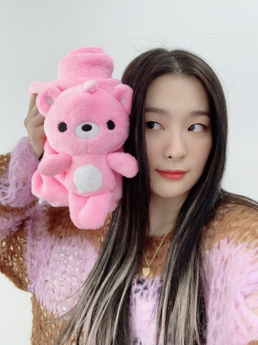 cuteyeripics's tweet photo. seulgi’s new hair give me rbb yeri vibes https://t.co/GtYYFjeMJd