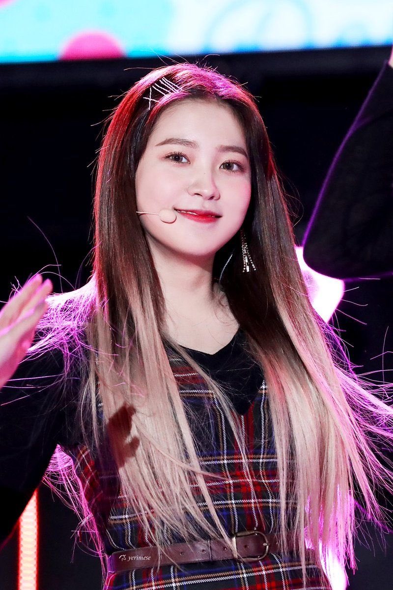 cuteyeripics's tweet photo. seulgi’s new hair give me rbb yeri vibes https://t.co/GtYYFjeMJd