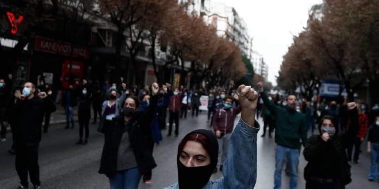 anametrisi's tweet photo. Στη Θεσσαλονίκη ξεκίνησε πρωτοβουλία για την στήριξη των συλληφθέντων της #17νοεμβρη και της #6dgr. Κανένας μόνος/καμία μόνη απέναντι στην καταστολή και τα πρόστιμα. https://t.co/5joqlINrWl #antireport https://t.co/IudXcUtrGB