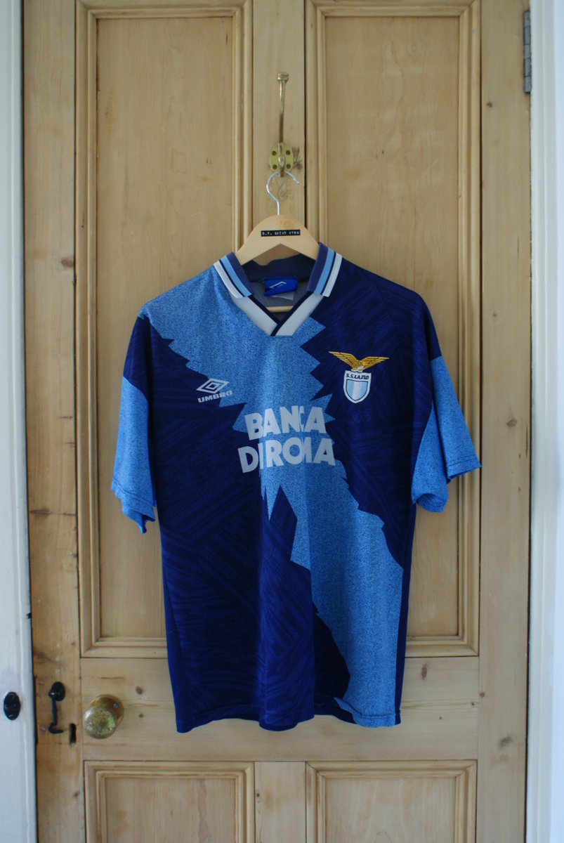  We start today by looking at Lazio 94-96 away. It doesn’t hold great history and was never part of any legendary football story – but is an example of what Umbro did wonderfully in the 90s. Breaking the mold in a brave, abstract but most of all fun way.