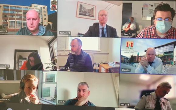 corkcitycouncil's tweet photo. ⚠️30 inter-agency representatives met this morning to assess the level 3 flood risk warning for Wednesday morning

➡️We are advising @corkcitycentre householders &amp; businesses to put up suitable flood defences this evening

ℹ️For updates &amp; further info: https://t.co/JV5mYGkZyS https://t.co/W6HsITG83z