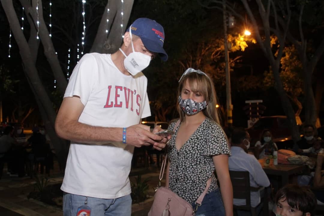 AlcaldiaVpar's tweet photo. La salud de nuestra querida Valledupar es prioridad, especialmente en esta Navidad, por eso nos tomamos el parque La Provincia, junto a @SecSaludVpar y @SecGobiernoVup, para realizar control en calle, con el aplicativo #CPC19 para la prevención de #Covid_19 y uso de pólvora. https://t.co/urej0o4OQ0