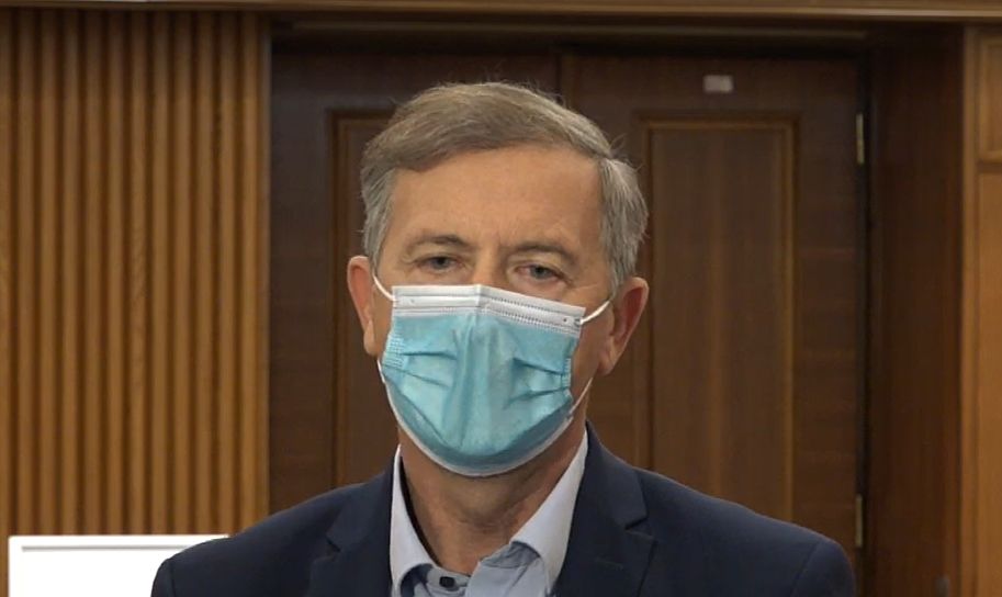 Erjavec nikdar ni bil poslušljiv, ampak tole danes gre pa v skrajnost ... V prvih dveh minutah izjave za medije je 11x rekel "stranka DeSUS", od tega vsaj 10x po nepotrebnem. 🤢🤮 Bljak.