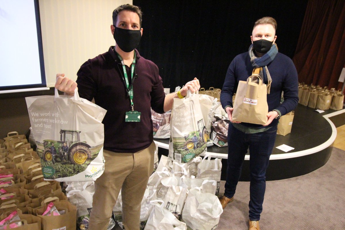GedlingBC's tweet photo. This winter, over 600 families will receive food and wellbeing parcels thanks to the generosity of our residents in support of @MarcusRashford #ENDFOODPOVERTY campaign. #FeedingGedling Full story here https://t.co/7ATOBUMS4E https://t.co/nOwCpRhmqe