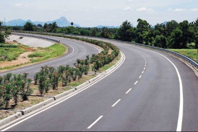 நான்கு வழிச் சாலையின் நடுவே மீடியனில் அரளி செடிகளையே வைத்துள்ளனர். காரணம் எதிரே வரும் வாகனத்தின் முகப்பு விளக்கு ஒளியில் இருந்து கண்களை பாதுகாக்கும். வறட்சியையும் தாங்கும் இச்செடிகளின் வேர்கள் அதிகம் வெளி வராது. இது வாகனங்களின் கார்பன் டை ஆக்சைடை அதிகம் அப்சர்வ் செய்கிறது.