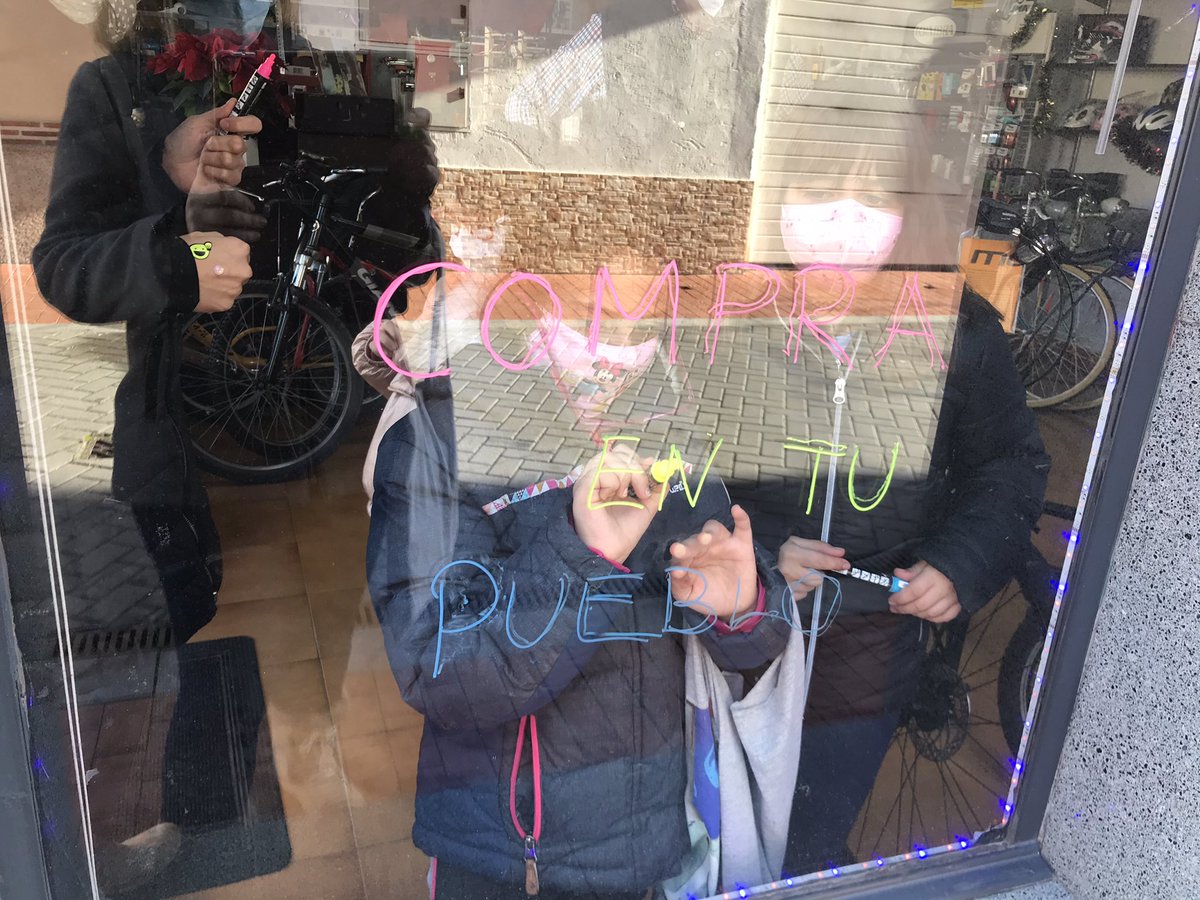 CEIPVdeSacedon's tweet photo. Seguimos con el proyecto de #ApS para fomentar el #ConsumoResponsable y local. Pegada de carteles hechos en clase, decoración de escaparates y siempre SONRISAS de comerciantes. En nuestro #LaboratorioDelBienestar nos cuidamos, cuidamos a nuestra gente, cuidamos nuestro pueblo. https://t.co/Xe2mTawMjB