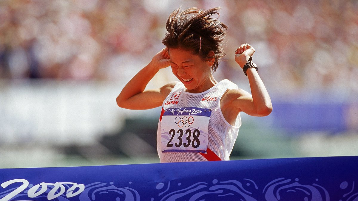 WorldAthletics's tweet photo. Naoko Takahashi, the 2000 Olympic marathon champion and first woman to run a marathon in under 2:20, donates winning bib to World Athletics Heritage Collection.

📰: https://t.co/7l4S7zd1Dm https://t.co/wVxMwaJqv2